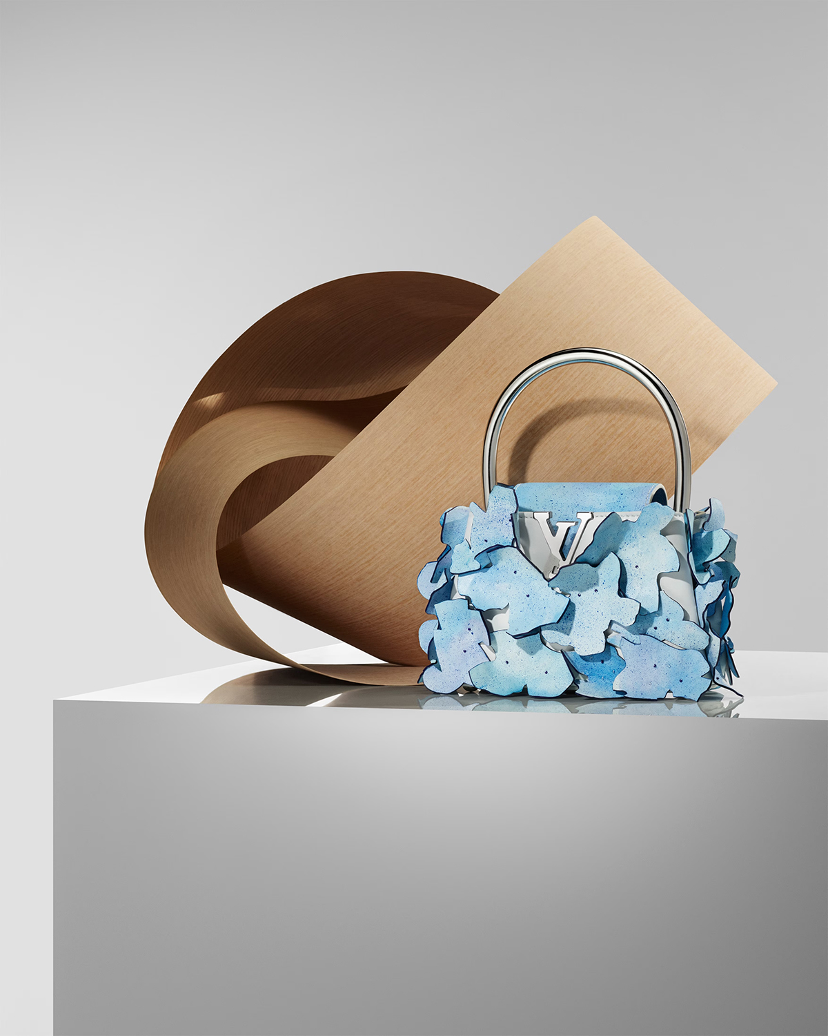 路易威登（Louis Vuitton）与著名建筑师法兰克·盖赫里（Frank Gehry）合作推出了一系列手袋