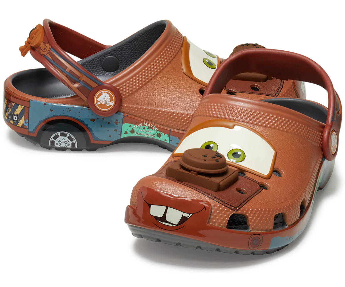 Crocs 推出以《赛车总动员》中的马丁车为模版的塑胶鞋crocs-sabot-martin-cars