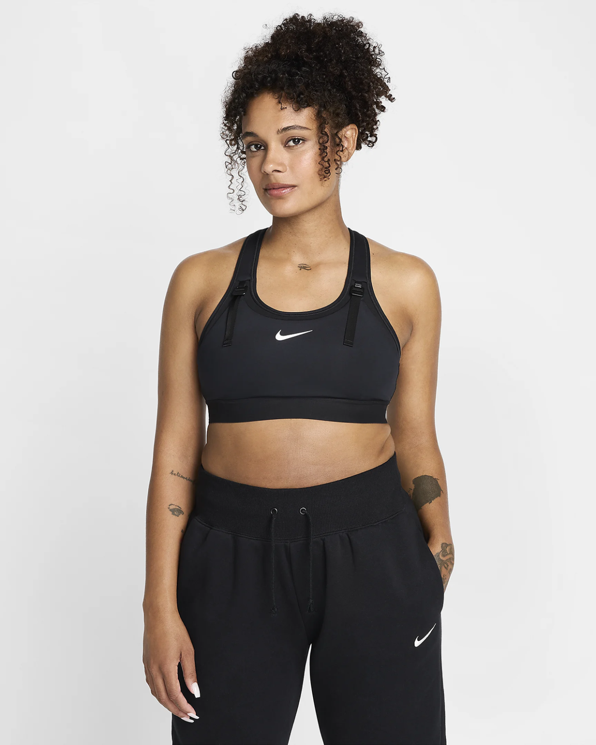 Nike推出了一款专门为哺乳母亲设计的运动胸罩