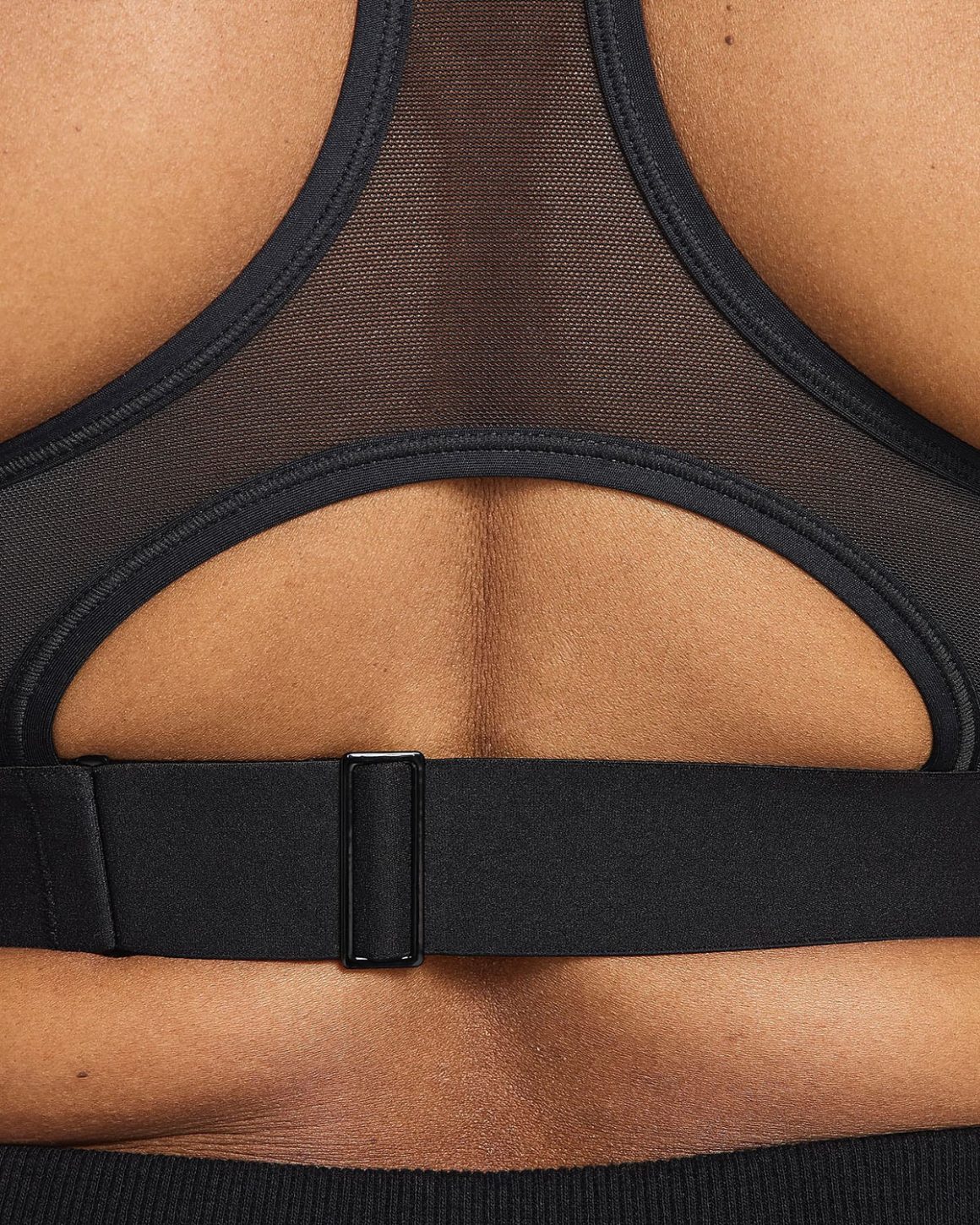 Nike推出了一款专门为哺乳母亲设计的运动胸罩