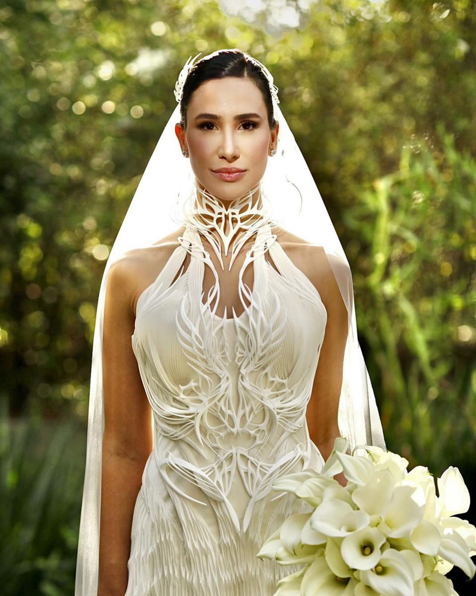这位设计师设计了一件完全3D打印的婚纱